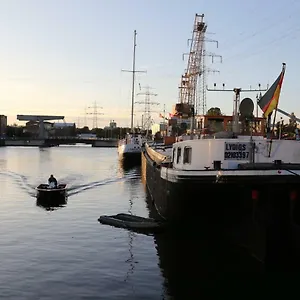schiffshotel-schlafen-im-hafen.hamburg-hotels-de.com/